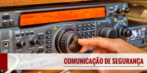 É proibido ouvir a frequência rádio da polícia?